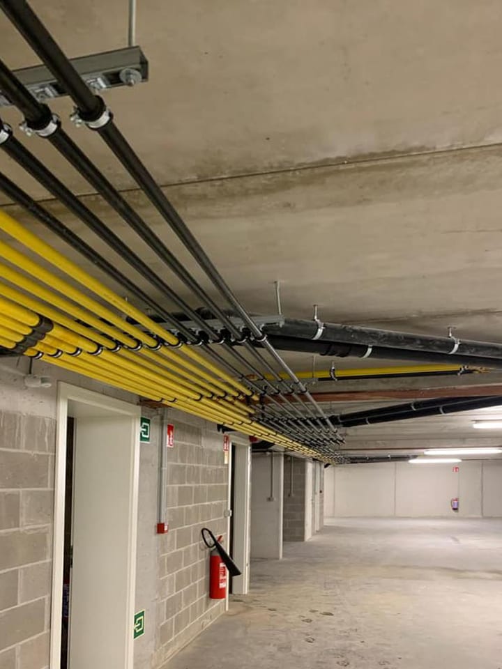 Leidingtracé in de kelderverdieping van een appartementsgebouw